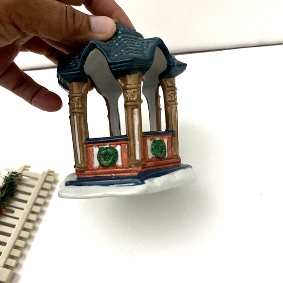1 Set Christmas Village Gazebo, Gate and Fences Collectible Figurine - Picture 3 of 6